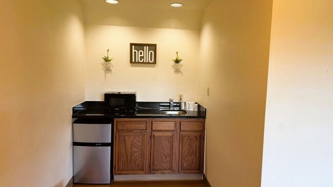 Photo - Motel 6- East Side Unit King Jacuzzi Room