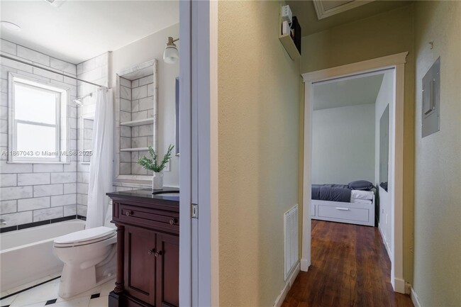 Photo - 250 NE 48th St