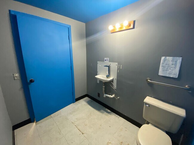 Photo - storage containers/ commercial building Unidad Showroom/office space