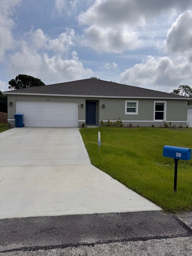 Building Photo - ***STUNNING 4/2 HOME IN PALM BAY**