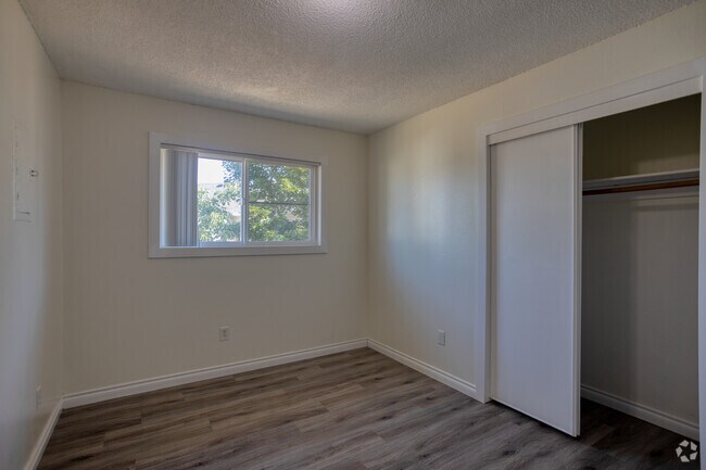 3BR, 1BA - 985 SF