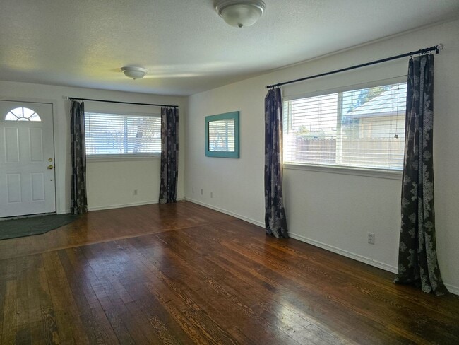 Photo - Bring the Pets!  Midtown 2 Bdrm Cottage, w/Den, 2 bath, All Appliances incl washer/dryer, Storage