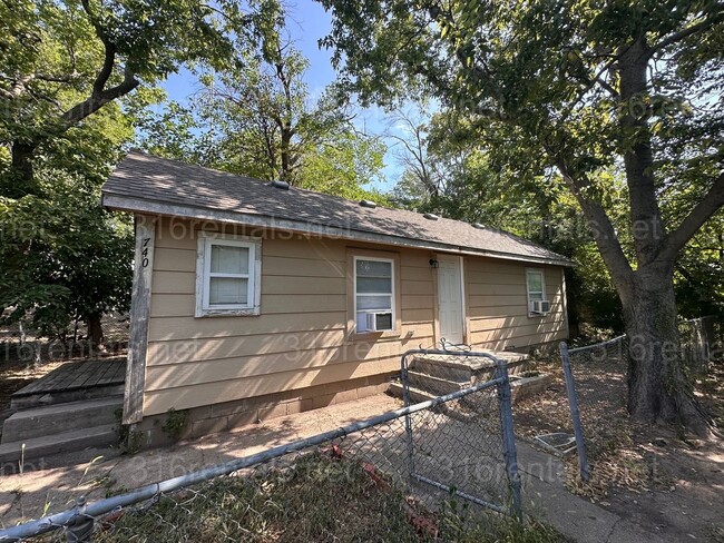 Building Photo - $625 - 1 bed 1 bath - Single Family Home secluded in the back of the main home 742 Hendryx Unit 740 Hendryx