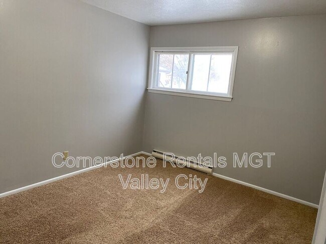 Photo - 825 3rd St SW