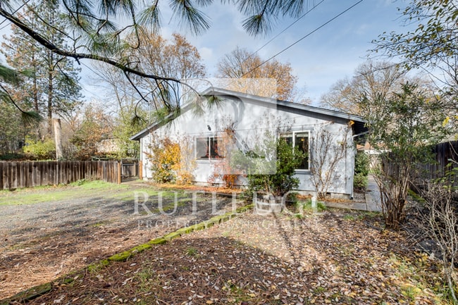 3 Bedroom / 3 Bath Home Available in the Heart of Shady Cove! - 3 Bedroom / 3 Bath Home Available in the Heart of Shady Cove!