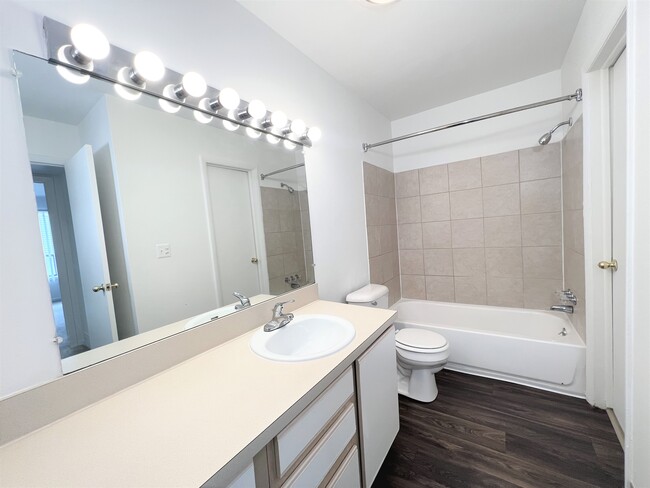 2BD, 1BA (de VC) - Baño - Kimberly Club Apartments