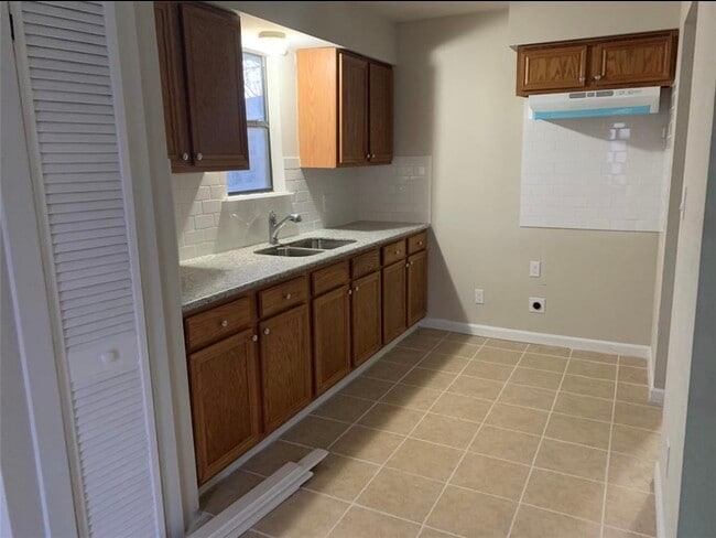 Building Photo - 324 Delaware St Rental