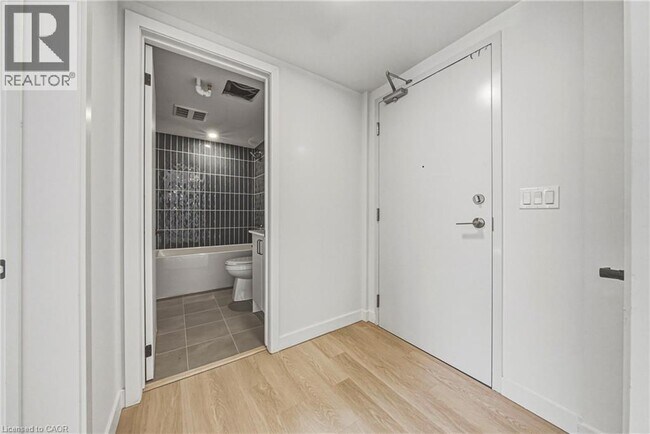 Photo - 325 James St S Unité 205