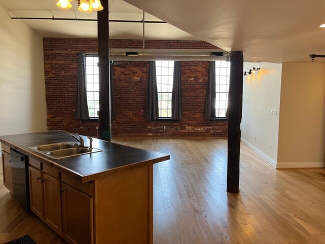 Building Photo - 265 N Queen St Unit Apt. 304