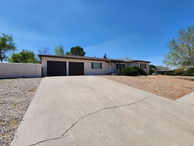 Building Photo - 4 bed 2.5 bath