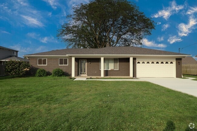 Building Photo - Three Bedroom 1.5 bathroom ranch on a canal Rental