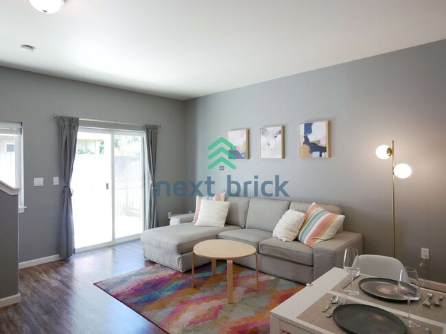 Photo - Quiet Townhouse 2 Beds 1.5 Bath Available for Rent!