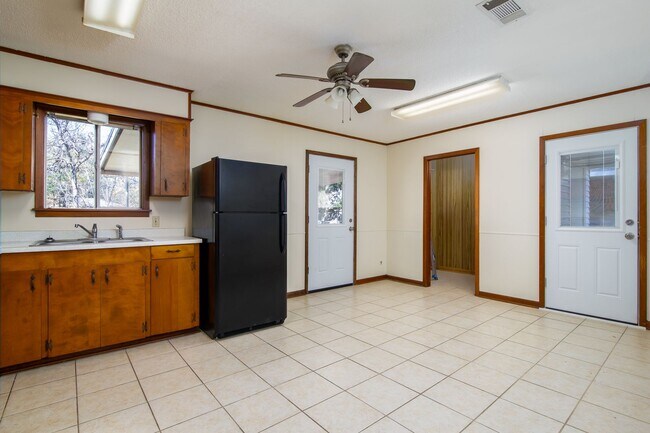 Photo - 6000 Larkspur Dr