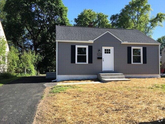 Building Photo - **2-BEDROOM HOME IN NORTH COLUMBUS!!**