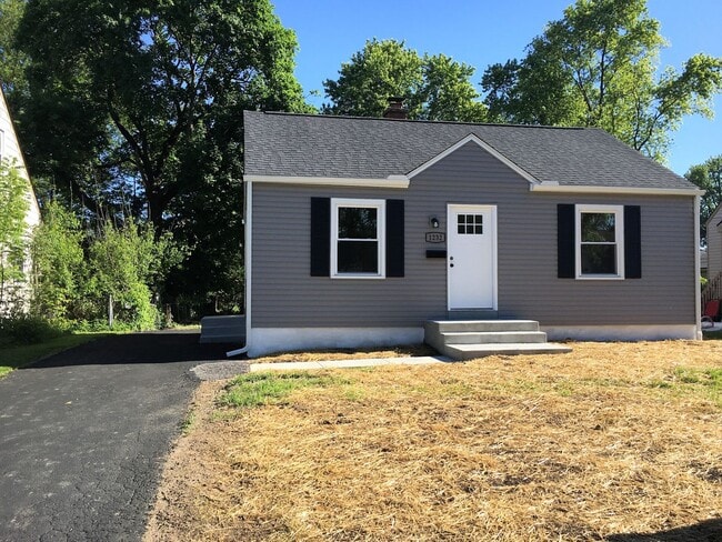 **2-BEDROOM HOME IN NORTH COLUMBUS!!** - **2-BEDROOM HOME IN NORTH COLUMBUS!!**