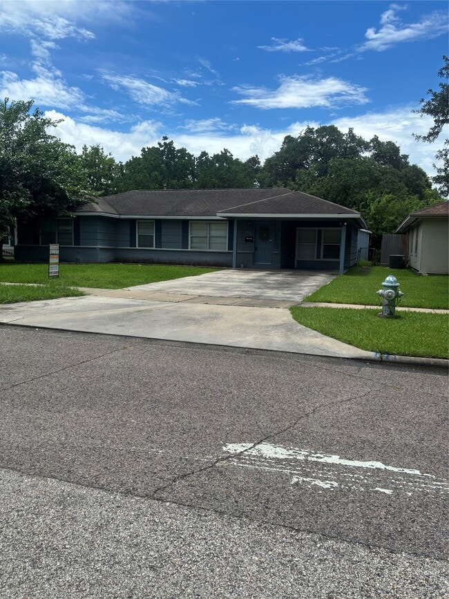 Building Photo - 4713 Saxon St