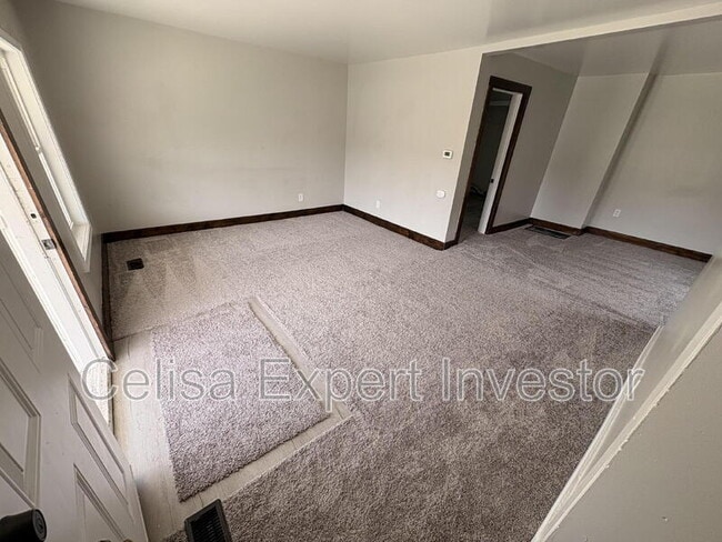 Photo - 918 Pape Ave