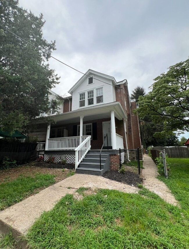 Building Photo - Renovated 3 Bedroom End Unit Available Now! Rental