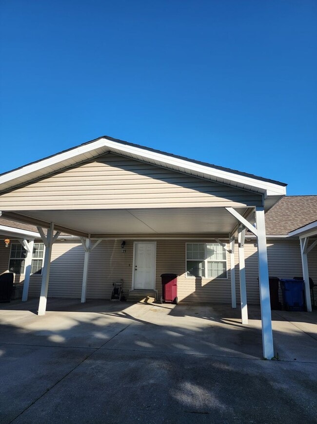 Building Photo - Alcoa 37701 - Very nice 2 bedroom townhome...