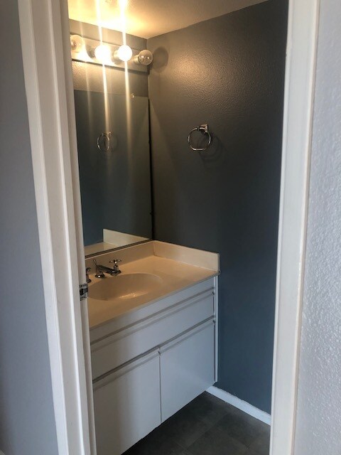 downstairs 1/2 bath - 654 1st Pl Unit 2