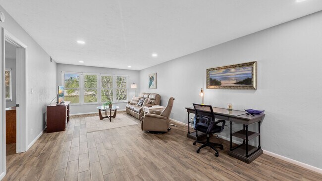 Photo - 5 miles from 5th Avenue and Downtown Naples!
