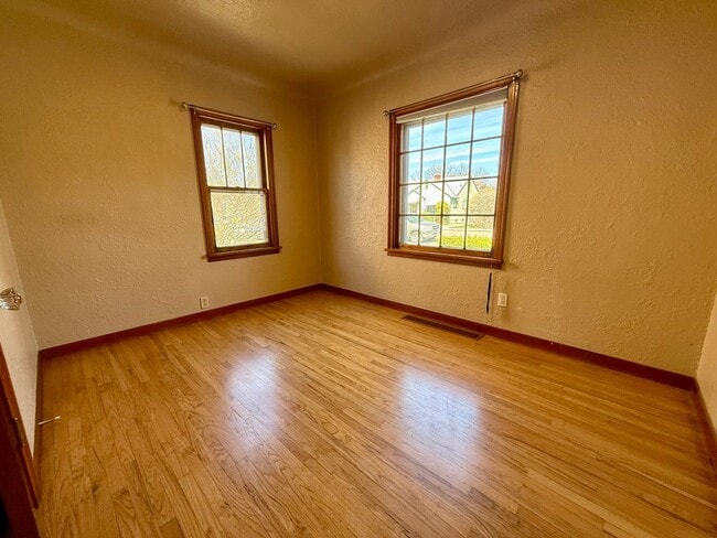 Photo - 3 Bedroom / 2 Bath Home - Bespoke Elegance in the University District!