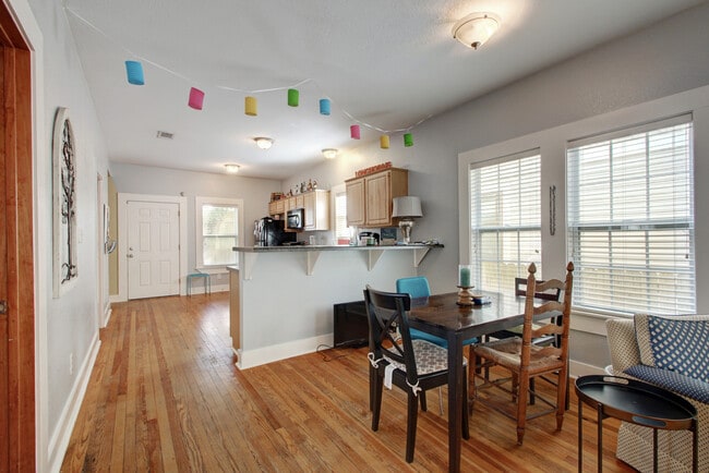 Photo - 502 W 43rd St