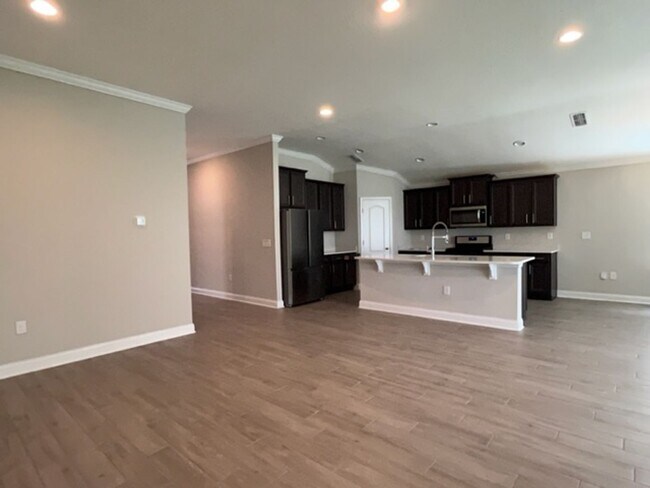 Photo - 4 bed/3 bath Beautiful Home with Amenities!