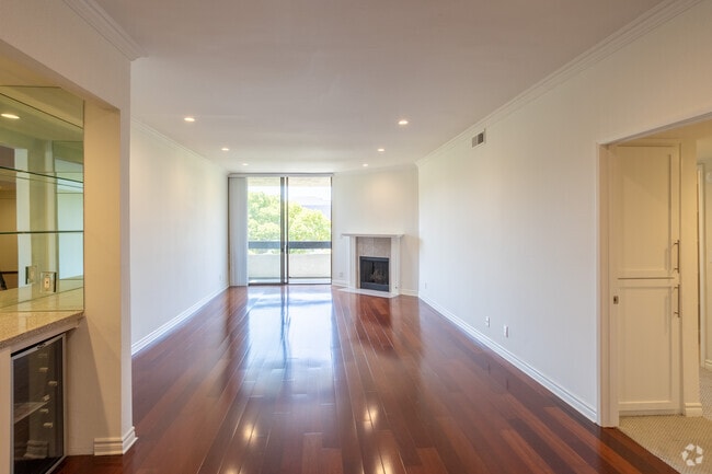 1BR, 1BA - 1380SF Living Room - Maple Drive Apartments