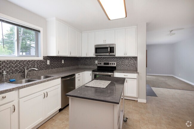 Building Photo - Three Bed, 1 Bath Unit 4456 SE Evergreen Street - A Rental