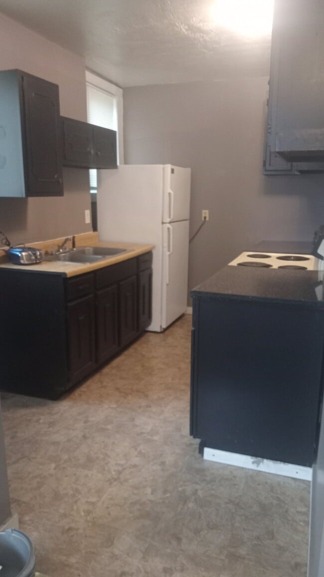 Building Photo - 424 W 8th St Unit 1