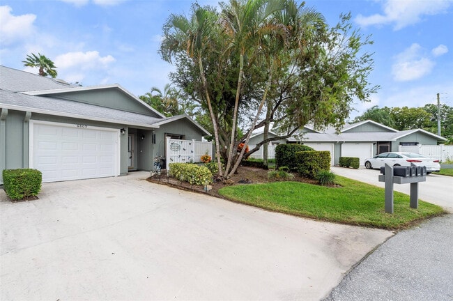 Photo - 6809 SE Yorktown Dr