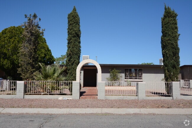 Building Photo - Charming 4 Bedroom 2 Bedroom! Great South ... Rental