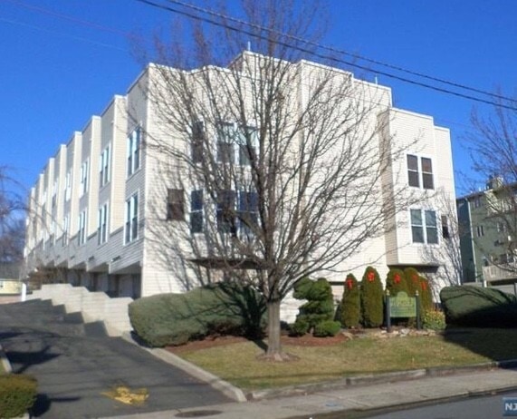 Building Photo - 925 Main St Unit 10