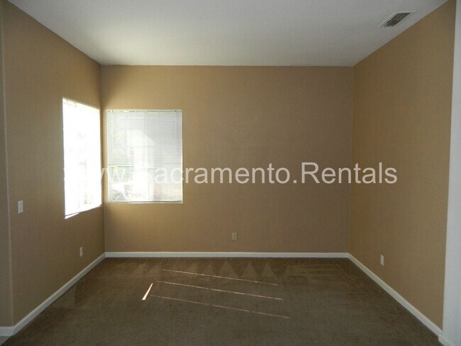 Photo - Nice 3bd/2ba Home with 2 Car Garage near Roseville Galleria