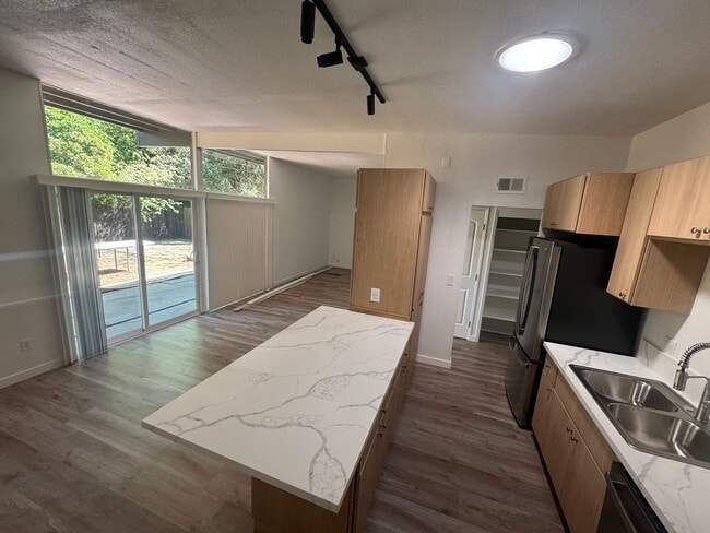 Photo - 940 J St