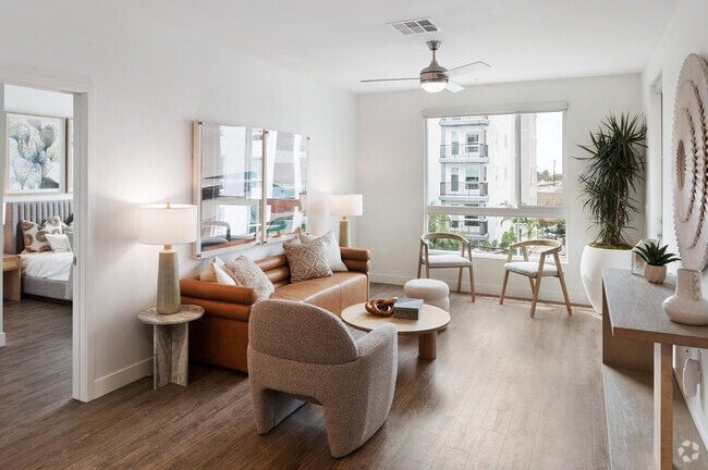 2BR, 2BA - 977SF