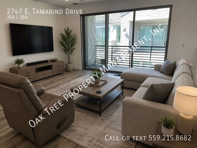 2747 E Tamarind Dr