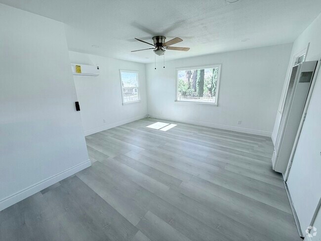 Building Photo - 231 E Nicolet St Unit 241 Rental