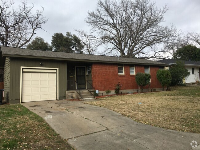 Building Photo - Cute 2/1 with large patio Rental