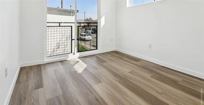 2919-2923 S Burnside Ave