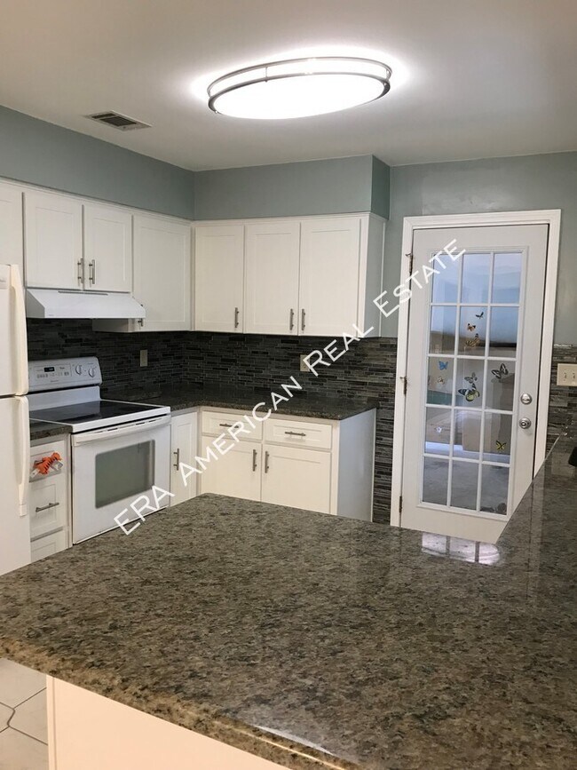 Photo - 912 Spruce Ct