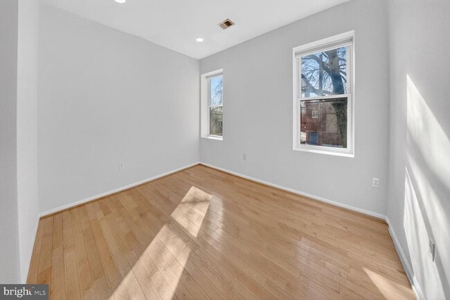 Building Photo - 424 Q St NW Unit H