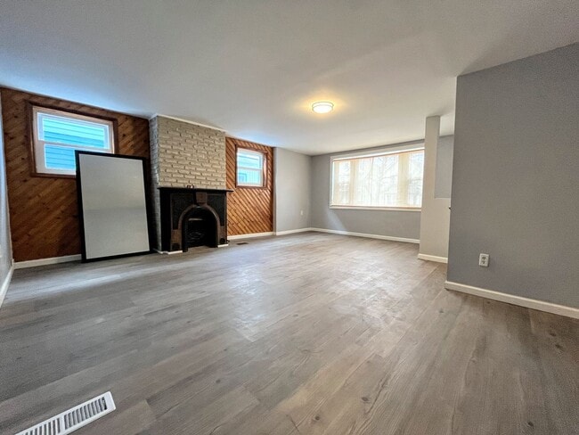 Building Photo - 159 Dearborn St Unit Lower