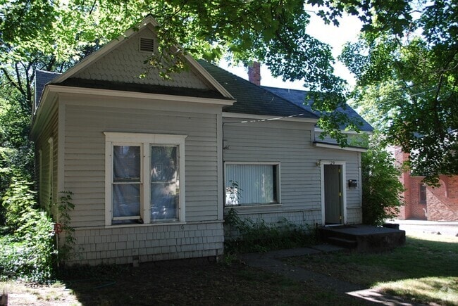Building Photo - 620 NE Maple St Rental