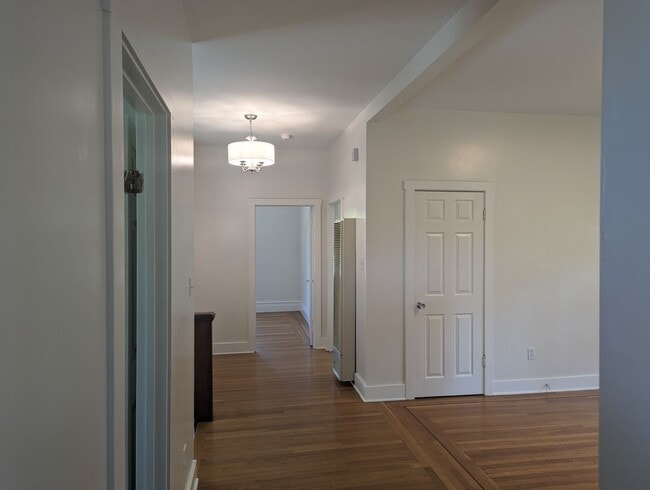 Photo - COMING SOON-A sunny top floor flat, 3 bedrooms, 2 bathrooms, living room and large kitchen with p... Unidad B