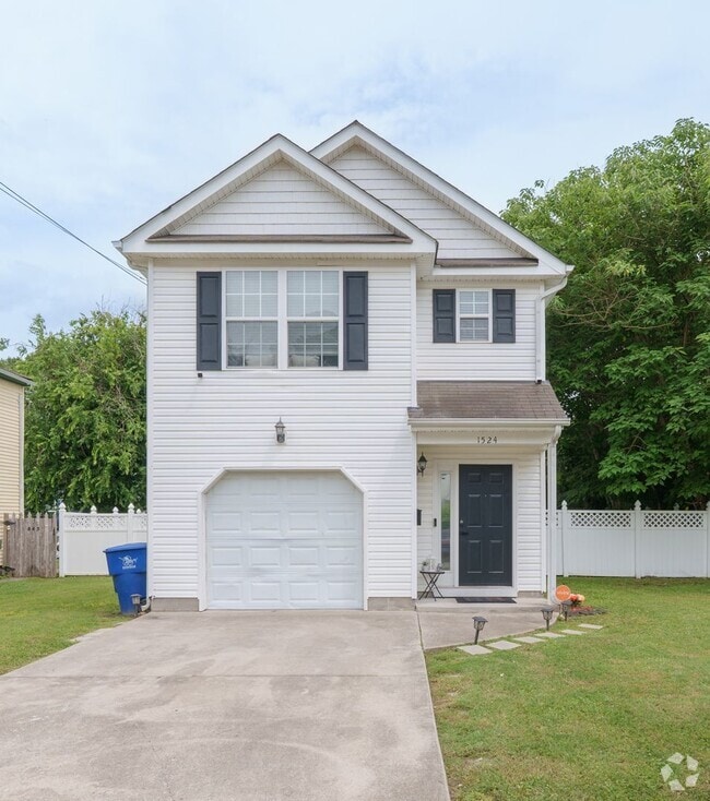 Building Photo - MOVE IN READY 3 Bedroom in the Heart of No... Rental