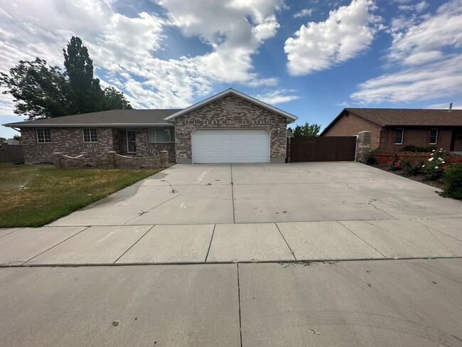 5 Bedroom Home with 2 Car Garage - 5 Bedroom Home with 2 Car Garage