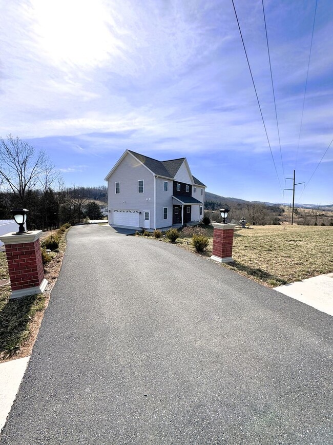 Single Family Home in Broadway - Single Family Home in Broadway