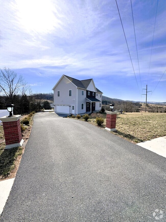 Building Photo - Single Family Home in Broadway